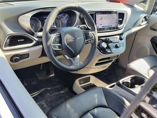 2023 Chrysler Pacifica Touring-L