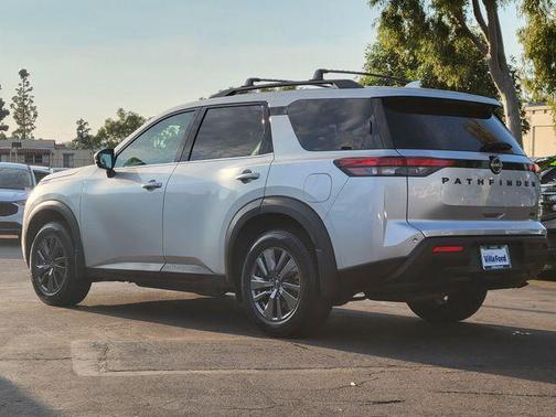 2022 Nissan Pathfinder SV