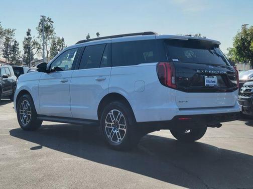 Oxford White 2025 Ford Expedition Active