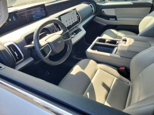 Oxford White 2025 Ford Expedition Active