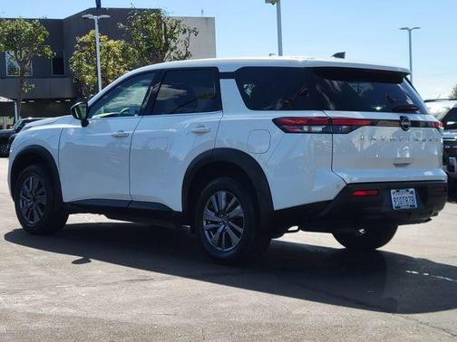 2025 Nissan Pathfinder S