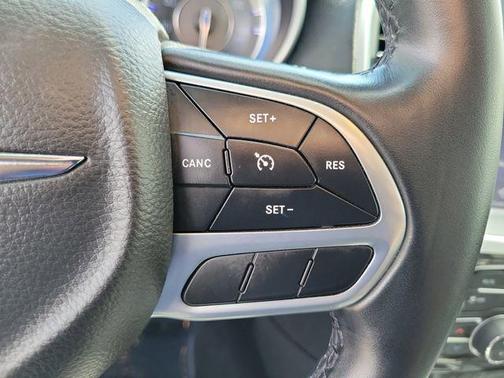 Gloss Black 2022 Chrysler 300 Touring L