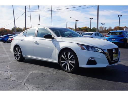 Photo 2 of 28 of 2021 Nissan Altima 2.5 SR