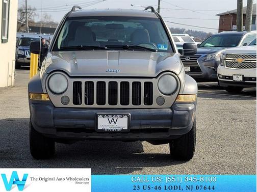 Light Khaki Metallic Clearcoat 2005 Jeep Liberty Sport
