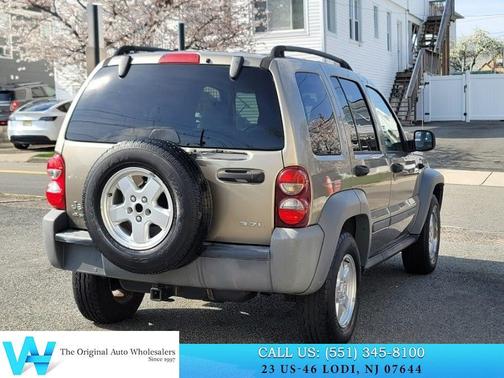 Light Khaki Metallic Clearcoat 2005 Jeep Liberty Sport