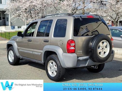 Light Khaki Metallic Clearcoat 2005 Jeep Liberty Sport