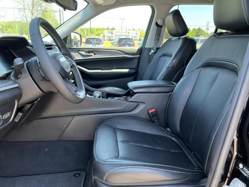Diamond Black Crystal Pearlcoat 2023 Jeep Grand Cherokee Limited
