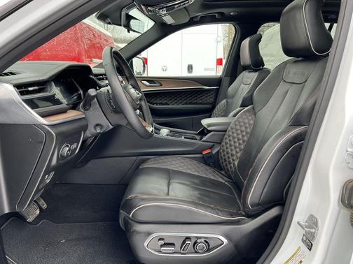 2023 Jeep Grand Cherokee Summit