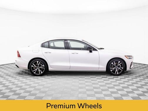 2024 Volvo S60 B5 Plus Dark Theme