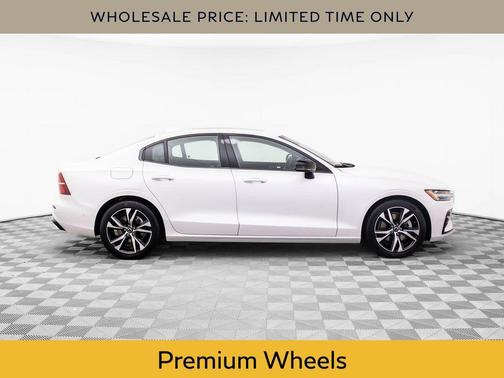 2024 Volvo S60 B5 Plus Dark Theme