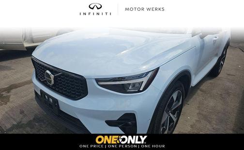 2025 Volvo XC40 B5 Plus Dark Theme