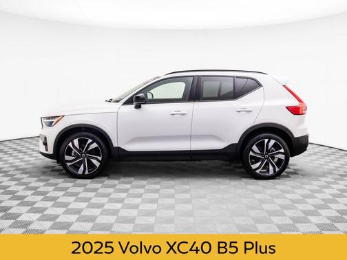 2025 Volvo XC40 B5 Plus Dark Theme