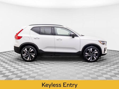 2025 Volvo XC40 B5 Plus Dark Theme