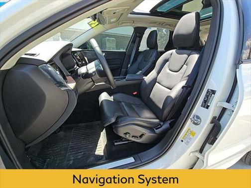 2024 Volvo XC60 B5 Ultimate Dark Theme