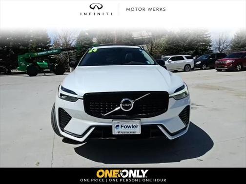 2024 Volvo XC60 B5 Ultimate Dark Theme