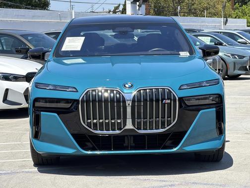 Tanzanite Blue II Metallic 2025 BMW i7 M70