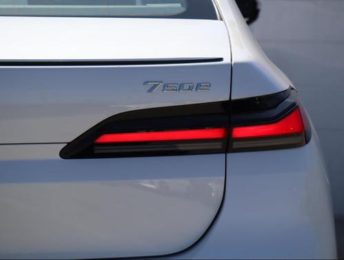 2026 BMW 750e i xDrive