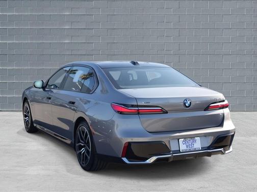 2025 BMW 750e i xDrive