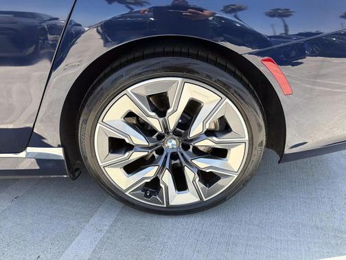 Tanzanite Blue II Metallic 2023 BMW i7 xDrive60