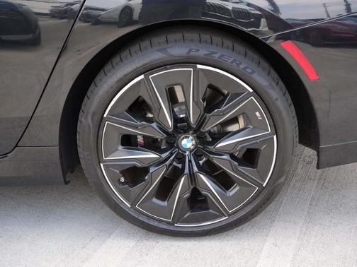 Black Sapphire Metallic 2023 BMW 740 i