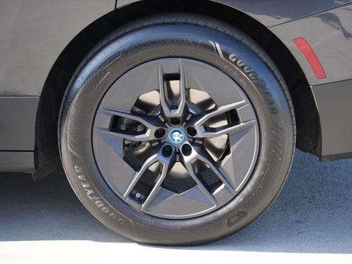 2025 BMW iX xDrive50