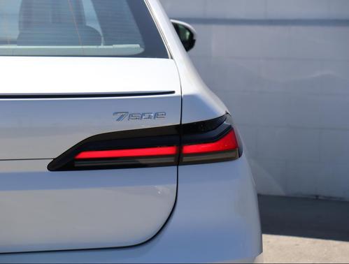 2026 BMW 750e i xDrive