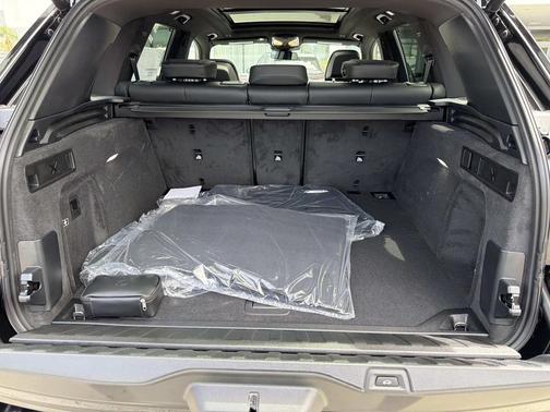 Black Sapphire Metallic 2026 BMW X5 M60i