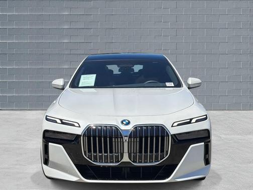 Mineral White Metallic 2026 BMW 750e i xDrive