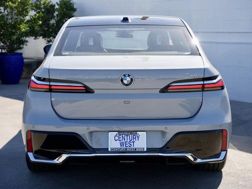 2025 BMW 740 i