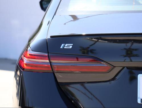 2025 BMW i5 M60