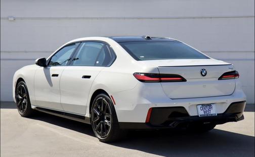 2025 BMW 740 i