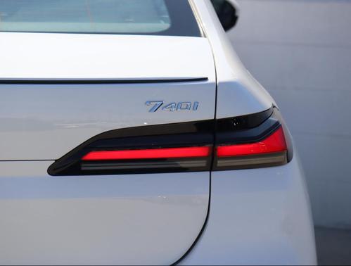 2025 BMW 740 i