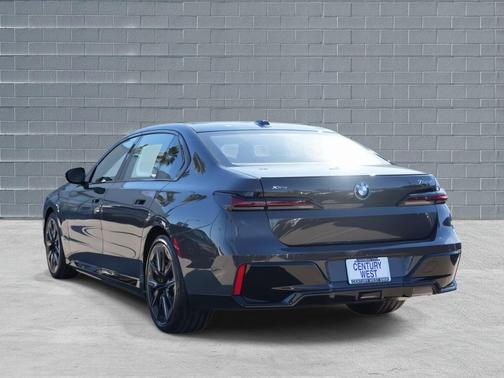 2026 BMW 750e i xDrive