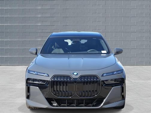 2026 BMW 750e i xDrive