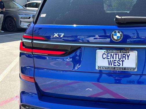 2023 BMW X7 M60i