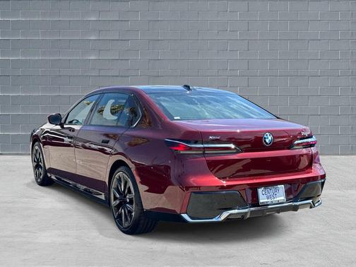 Aventurin Red Metallic 2024 BMW 750e i xDrive