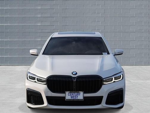 2022 BMW 740 i