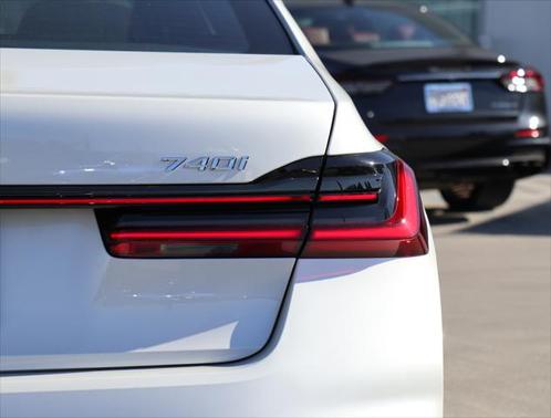 2022 BMW 740 i