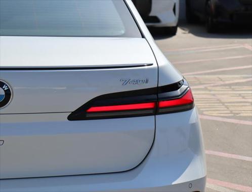 2025 BMW 740 i