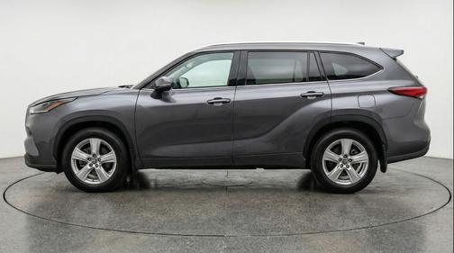 Magnetic Gray Metallic 2025 Toyota Highlander LE