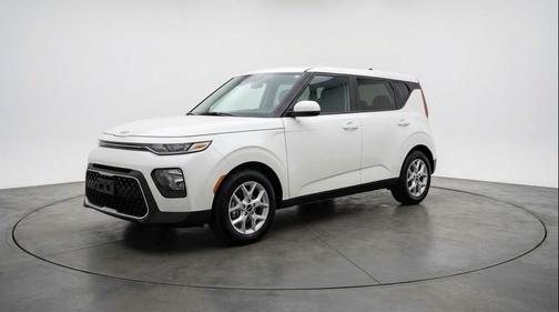 Snow White Pearl 2025 Kia Soul LX