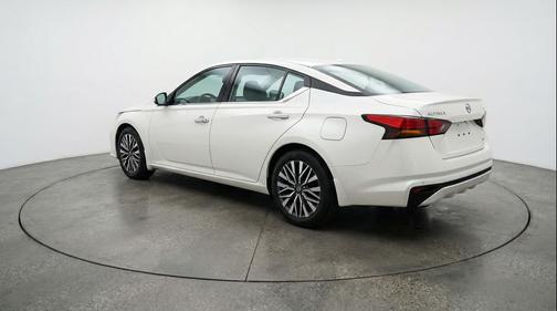 Glacier White 2025 Nissan Altima SV FWD
