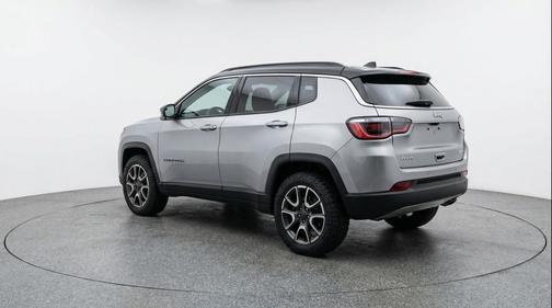 Silver Zynith Metallic Clearcoat 2025 Jeep Compass Trailhawk