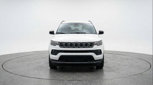 Bright White Clearcoat 2025 Jeep Compass Latitude