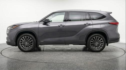 Magnetic Gray Metallic 2025 Toyota Highlander LE