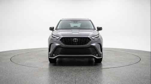 Magnetic Gray Metallic 2025 Toyota Highlander LE