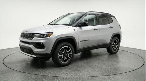 Silver Zynith Metallic Clearcoat 2025 Jeep Compass Trailhawk