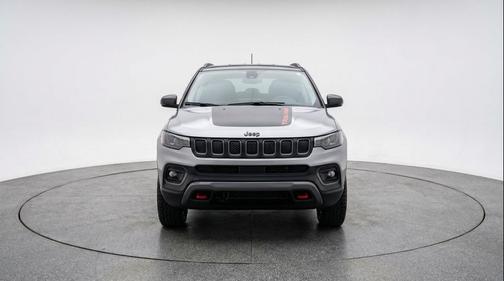 Silver Zynith Metallic Clearcoat 2025 Jeep Compass Trailhawk