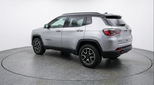 Silver Zynith Metallic Clearcoat 2025 Jeep Compass Trailhawk