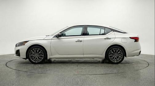 Glacier White 2025 Nissan Altima SV FWD